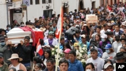 ARCHIVO - Decenas de personas asisten al cortejo fúnebre de Clemer Rojas, de 23 años, quien fue asesinado durante las protestas contra la presidenta Dina Boluarte, en Ayacucho, Perú, el sábado 17 de diciembre de 2022.