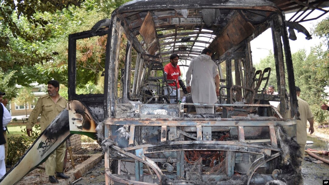 Tenaga sukarela di Pakistan mengumbulkan bagian tubuh korban yang tewas karena ledakan bom di Quetta, Pakistan (15/6). (APArshad Butt)