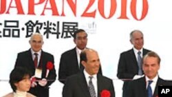 Ambassador John V. Roos (center) kicks off Partners in Agriculture at Japan's FoodEX.