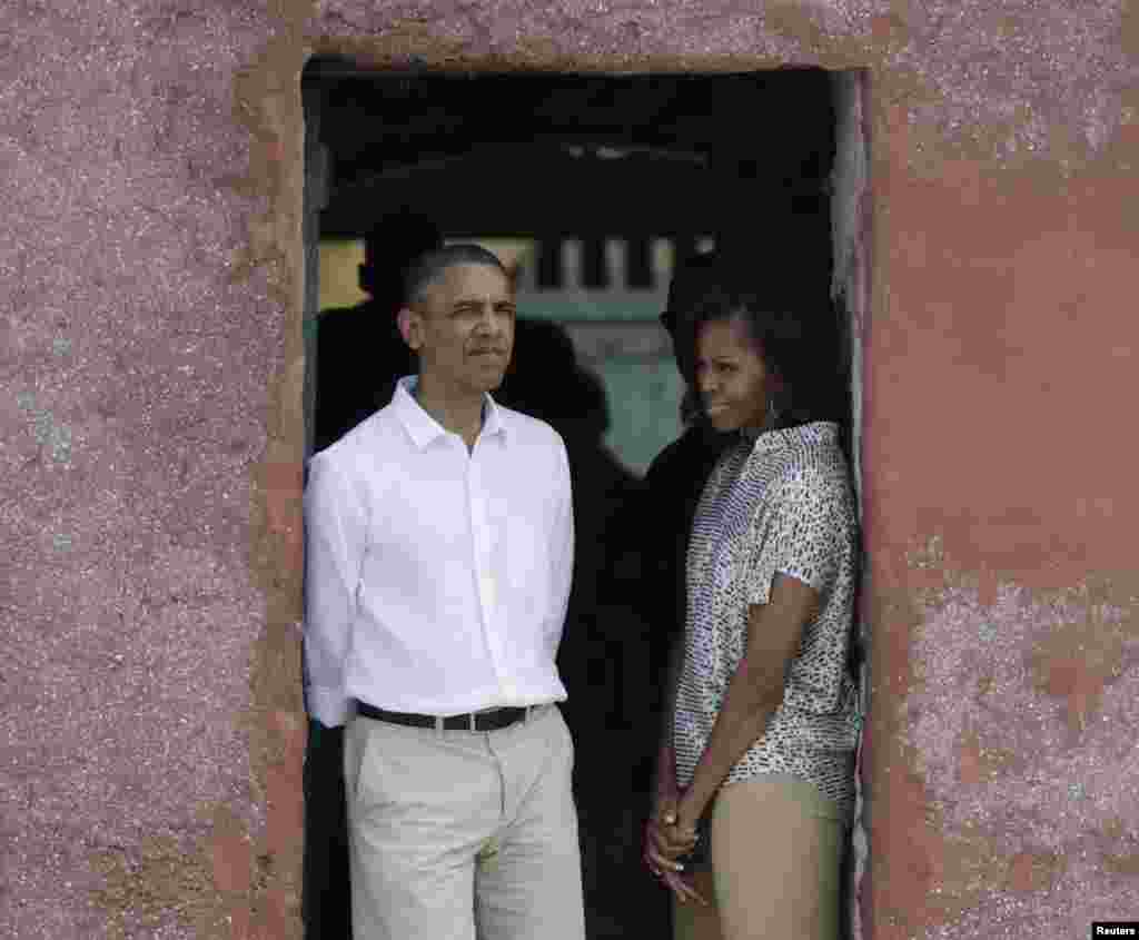 باراک اوباما و بانوی اول آمریکا در حال بازدید از جزیره گوری در سنگال، آخرین محل اعزام بردگان 