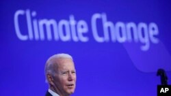 Prezidan Joe Biden ki te pran lapawòl nan Konferans l ONU sou Chanjman Klimatik yo (COP26) nan vil Glasgow, Peyi Lekòs, lendi premye novanm 2021 an. (Foto: Yves Herman/Pool via AP).