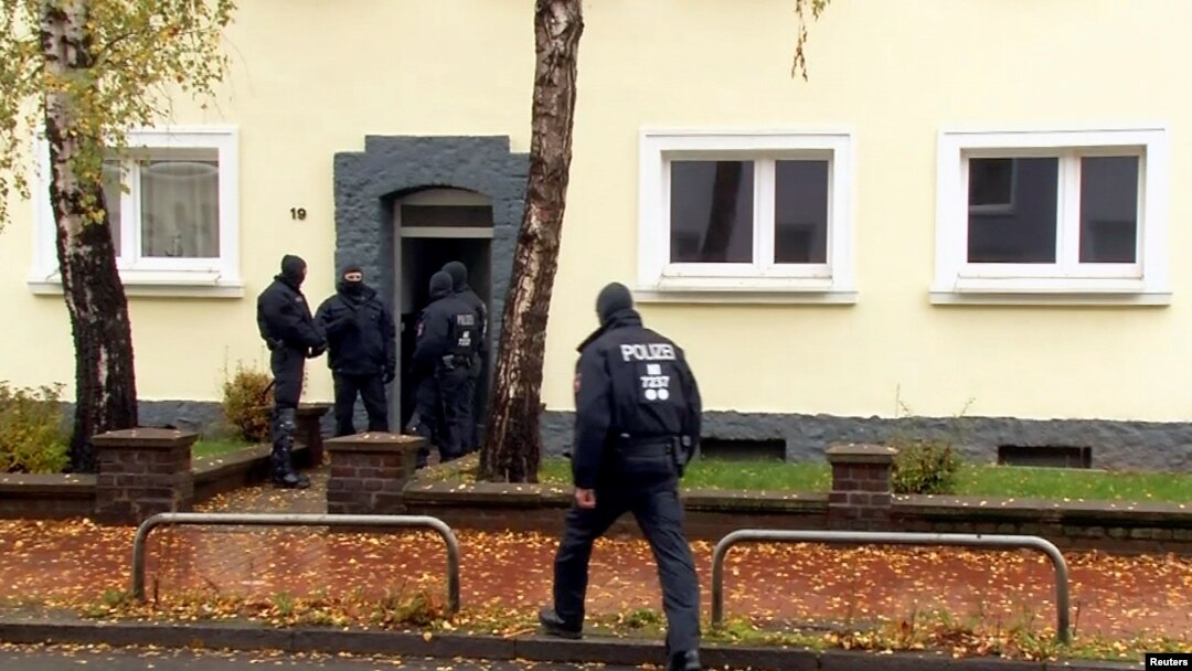 Polisi khusus Jerman melakukan penggerebekan sebuah rumah yang ditinggali tersangka perekrut ISIS di Hildesheim, Selasa (8/11).