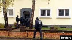 Polisi khusus Jerman melakukan penggerebekan sebuah rumah yang ditinggali tersangka perekrut ISIS di Hildesheim, Selasa (8/11).