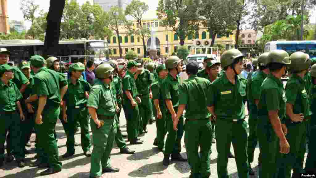 TNS Mỹ đề xuất trừng phạt công dân Việt vi phạm nhân quyền Thượng nghị sĩ Cộng hòa John Cornyn từ tiểu bang Texas hôm 23/5 cho biết ông đề nghị sửa đổi một dự luật quốc phòng, theo đó sẽ xử phạt những người Việt Nam bị coi là đồng lõa trong việc đàn áp nhân quyền.