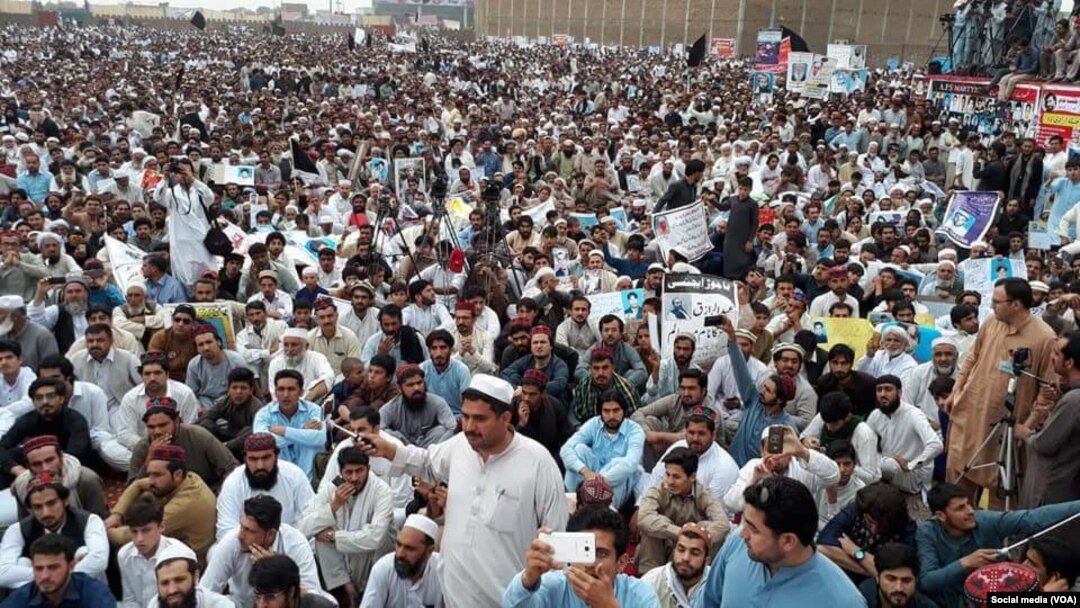 Demonstrasi damai oleh warga etnis Pashtun menentang pembunuhan sewenang-wenang dan penghilangan paksa orang-orang suku Pashtun, hari Minggu (8/4). 