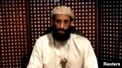 Anwar al-Awlaki, seorang ulama kelahiran AS yang terkait Al-Qaida cabang Yaman, memberikan khotbah di sebuah lokasi yang tidak diketahui dalam foto yang diambil dari gambar video oleh Intelwire.com, 30 September 2011. Dalam komputer Parveg Ahmed ditemukan rekaman pesan oleh al-Awlaki.