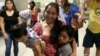 Se reúnen madre e hija separadas en la frontera de EE.UU.