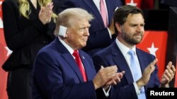 Kandidat presiden dan wakil presiden AS dari Partai Republik, Donald Trump (kiri) dan JD Vance, hadir dalam Konvensi Nasional Partai Republik di Milwaukee, Wisconsin, pada 15 Juli 2024. (Foto: Reuters/Jeenah Moon)