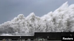 Des vagues géantes provoquées par le typhon Jebi sur le port de pêche à Aki, dans la préfecture de Kochi, dans l’ouest du Japon, le 4 septembre 2018.