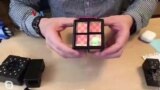 Bermain Video Game di Kubus Rubik