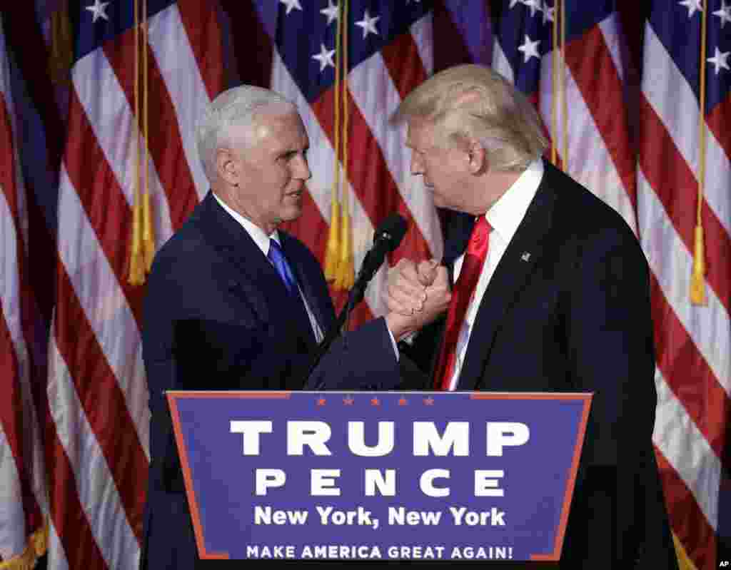 دست دادن و خوشحالی دونالد ترامپ و مایک پنس بعد از اعلان پیروزی&zwnj;شان در انتخابات ریاست جمهوری آمریکا. نوامبر ۲۰۱۶