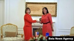 Predsednica Kosova Atifete Jahjaga (D) i ambasadorka SAD na Kosovu Trejsi En Džekobson 