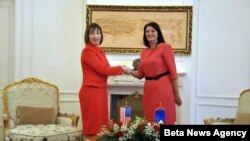 Predsednica Kosova Atifete Jahjaga (D) i nova ambasadorka SAD na Kosovu Trejsi En Džejkobson 