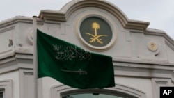 La bandera de Arabia Saudí flamea afuera de la residencia oficial del Cónsul general en Estambul, el 24 de octubre de 2018.