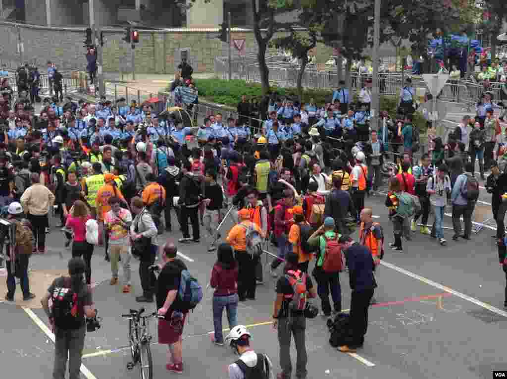 香港警方12月11日全面清场金钟占领区（美国之音海彦拍摄）