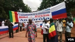 Des manifestants exhibent le drapeau de la Russie lors d'un mouvement de protestation à Bamako, au Mali.