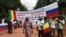 Des manifestants exhibent le drapeau de la Russie lors d'un mouvement de protestation à Bamako, au Mali.