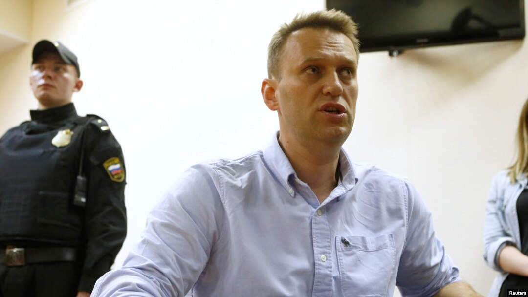 Pemimpin oposisi Rusia, Alexei Navalny, berbicara kepada para wartawan selama sidang dengar di pengadilan di Moskow, Rusia (foto: Sergei Karpukhin/REUTERS)