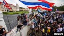 Demonstran membangun tembok semen, Senin (17/2), untuk memblokade gerbang Gedung Pemerintah, tempat Perdana Menteri Yingluck Shinawatra berkantor di Bangkok (17/2). (Reuters/Athit Perawongmetha)