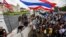 Demonstran membangun tembok semen, Senin (17/2), untuk memblokade gerbang Gedung Pemerintah, tempat Perdana Menteri Yingluck Shinawatra berkantor di Bangkok (17/2). (Reuters/Athit Perawongmetha)