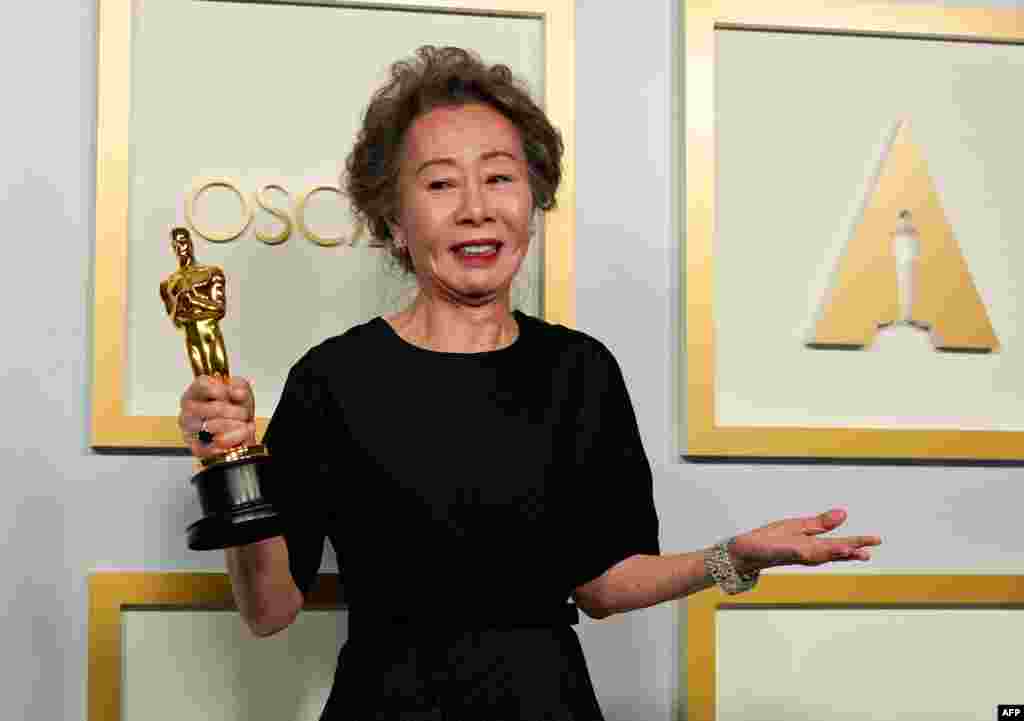 대면으로 진행됐던 제93회 아카데미 시상식에서 영화 &#39;미나리&#39;에 출연한 한국 배우 윤여정이 여우조연상을 수상했다. 