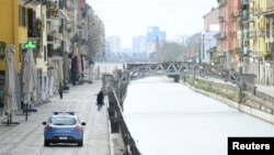 Un auto de la Policía italiana patrulla las calles durante una reclusión preventiva ordenada por las autoridades para evitar la propagación del COVID-19, en Milan. Marzo 22 de 2020.