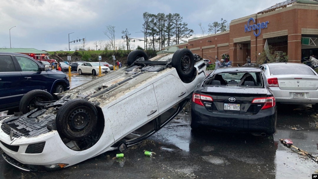 Prevrnuti automobili u Litl Roku, u Arkanzasu (Foto: AP/Andrew DeMillo)