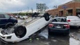 Prevrnuti automobili u Litl Roku, u Arkanzasu (Foto: AP/Andrew DeMillo)