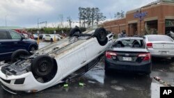 Prevrnuti automobili u Litl Roku, u Arkanzasu (Foto: AP/Andrew DeMillo)