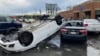 Un auto volcado a causa del impacto de un tornado en Little Rock, EEUU, el 31 de marzo de 2023.