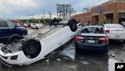 Un auto volcado a causa del impacto de un tornado en Little Rock, EEUU, el 31 de marzo de 2023.