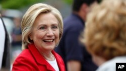 Bakal calon presiden Demokrat Hillary Rodham Clinton menyapa penonton di parade Hari Kemerdekaan AS, 4 Juli 2015, di Gorham, N.H. 