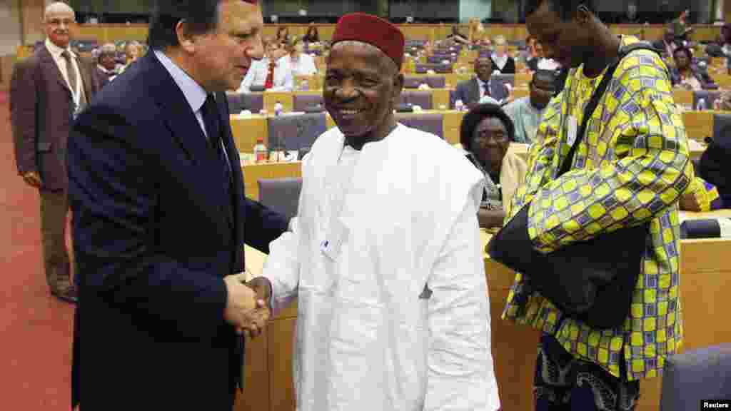 Le président de la Commission européenne, José Manuel Barroso et le photographe Malick Sidibé au Parlement européen à Bruxelles, 11 Septembre 2008.