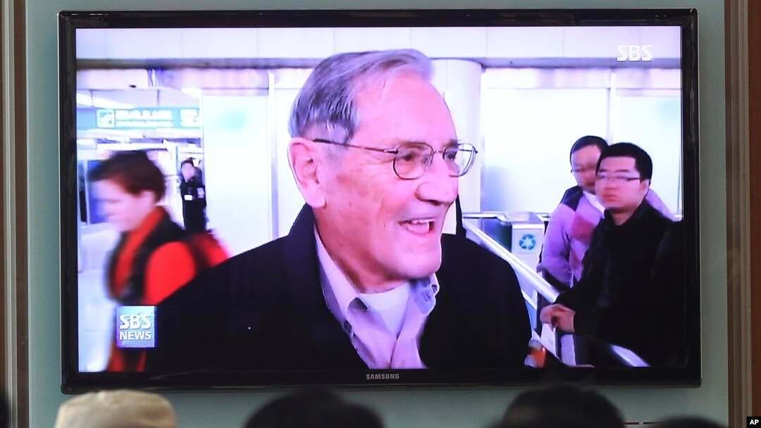 Tayangan televisi di Korea Selatan menampilkan warga Amerika Serikat Merrill Newman yang dibebaskan oleh Korea Utara. (Foto: Dok)