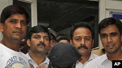 29일 조사를 받고 나오는 뭄바이 테러 용의자 세이드 자비우딘(가운데).