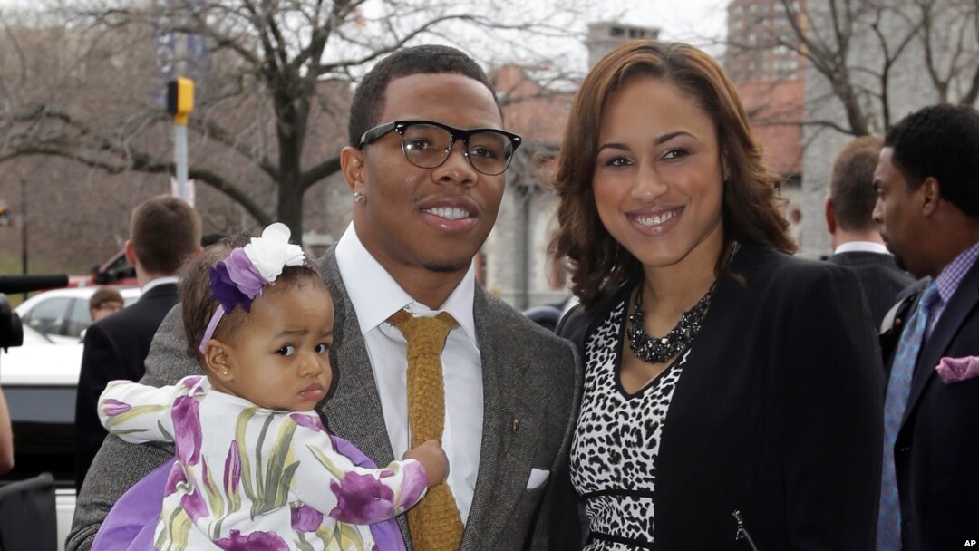 Pemain belakang Baltimore Ravens, Ray Rice, beserta anaknya Rayven dan tunangannya Janay Palmer, yang mengalami kekerasan dari Rice. (AP/Patrick Semansky, File)