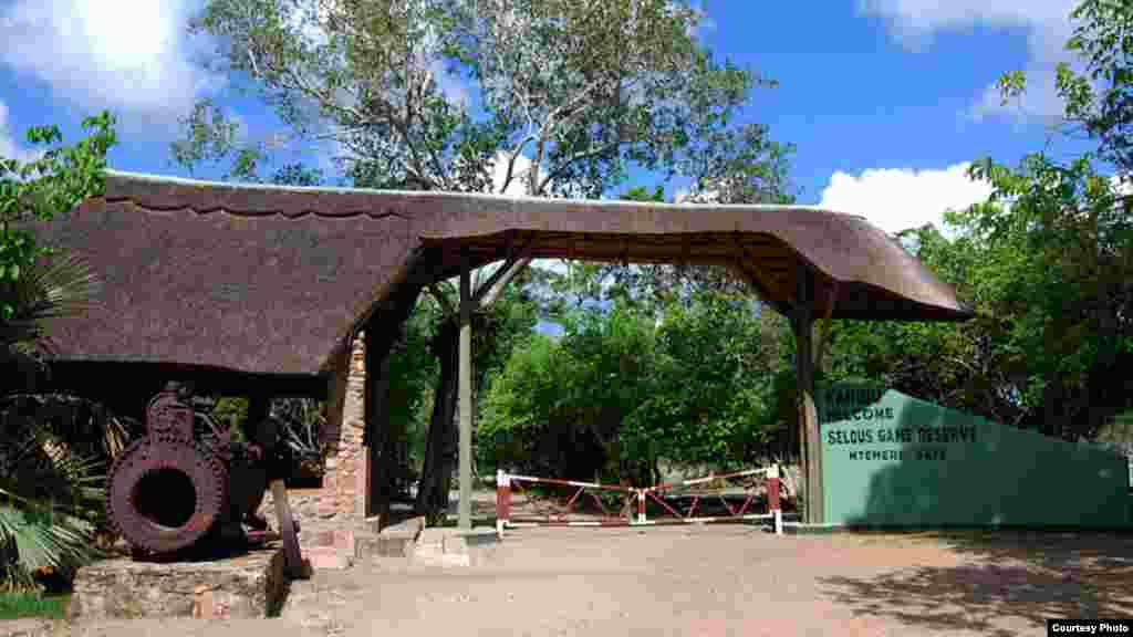 L&#39;entrée de la réserve de chasse de Selous, Tanzanie. (Wikimedia) 