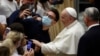 پاپ فرانسيس شایعات مربوط به بیماری و استعفای خود را رد کرد