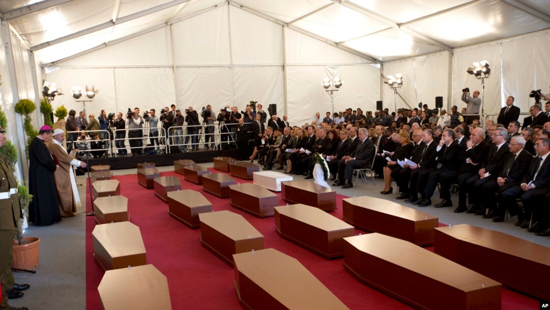 Upacara pemakaman bagi 24 migran yang tenggelam saat mencoba mencapai Italia, di Msida, di pinggir kota Valletta, Malta (23/4). (AP/Alessandra Tarantino)