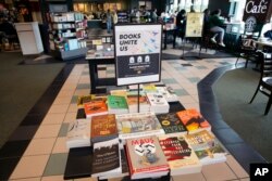 Sejumlah buku yang dilarang karena isinya bertema LGBTQ+ dipajang di toko buku Barnes & Noble di Pittsford, New York, 25 September 2022. (Foto: Ted Shaffrey/AP Photo)