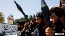 Combatientes talibanes celebran el segundo aniversario de la toma de Kabul el 15 de agosto de 2023.
