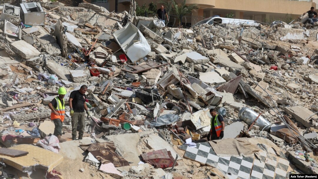 Petugas tanggap darurat sedang bekerja di lokasi serangan Israel di Ain Deleb, Lebanon selatan, pada 30 September 2024. Serangan ini terjadi di tengah konflik yang terus berlanjut antara Hizbullah dan pasukan Israel. (Foto: Aziz Taher/REUTERS)