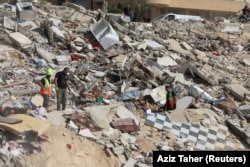 Petugas tanggap darurat sedang bekerja di lokasi serangan Israel di Ain Deleb, Lebanon selatan, pada 30 September 2024. Serangan ini terjadi di tengah konflik yang terus berlanjut antara Hizbullah dan pasukan Israel. (Photo: Aziz Taher/REUTERS)