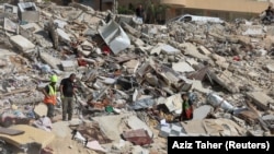 Petugas tanggap darurat sedang bekerja di lokasi serangan Israel di Ain Deleb, Lebanon selatan, pada 30 September 2024. Serangan ini terjadi di tengah konflik yang terus berlanjut antara Hizbullah dan pasukan Israel. (Foto: Aziz Taher/REUTERS)