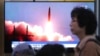 صفحه نمایش بزرگی در یک ایستگاه قطار در پایتخت کره جنوبی تصویری از آزمایش موشکی هفته گذشته کره شمالی را نشان می دهد. 