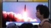 Màn hình tại một trạm xe điện ở Seoul chiếu cảnh một buổi phóng phi đạn của Triều Tiên trong chương trình tin tức thời sự hôm 26/7/19. 