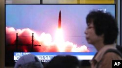 Arhiva - TV ekran na kome se prikazuje fotografija severnokorejskog lansiranja rakete tokom emisije vesti, na seulskoj železničkoj stanici, Južna Koreja, 26. jula 2019.