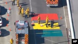 洛杉磯國際機場發生槍擊案警方將機場附近道路封鎖，進行調查。