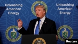 ARCHIVO - El presidente de Estados Unidos, Donald Trump, pronuncia un discurso durante el evento 'Unleashing American Energy' en el Departamento de Energía en Washington, Estados Unidos, el 29 de junio de 2017.