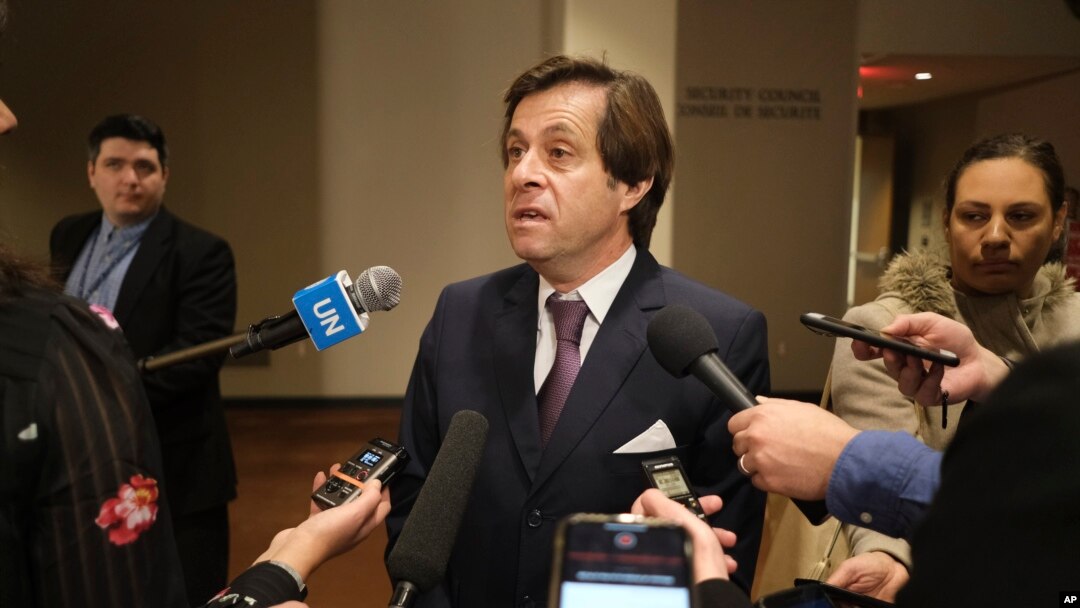 Duta Besar Prancis untuk PBB, Nicolas de Riviere, berbicara kepada awak media sebelum menghadiri pertemuan Dewan Keamanan PBB, pada 3 Januari 2020. (Foto: AP/Seth Wenig)